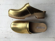 Load image into Gallery viewer, Sandgrens Tokyo Clog in Metallic Gold