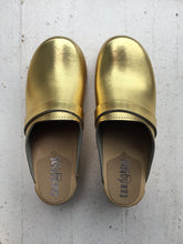 Load image into Gallery viewer, Sandgrens Tokyo Clog in Metallic Gold